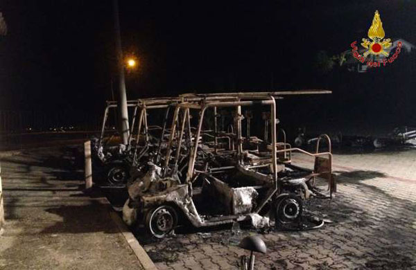 Incendiati 10 golf car per turisti del comune di Gerace
