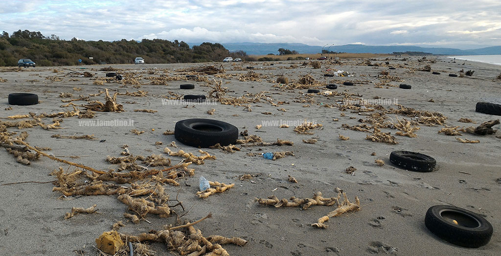Lamezia, cimitero di gomme sulla spiaggia del Cafarone