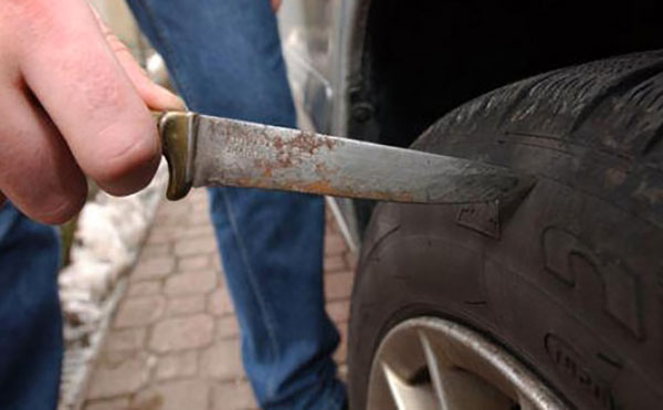 Litiga con vicino e gli squarcia gomme auto, denunciato 54enne a Vibo