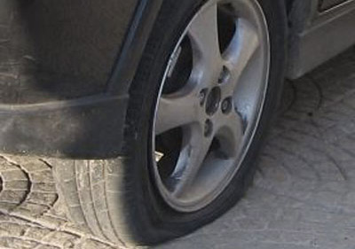 Tagliate le gomme dell’auto di un prete nel vibonese, è la seconda volta