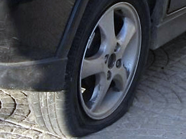 Intimidazione a parroco Nicotera Marina, squarciate gomme auto