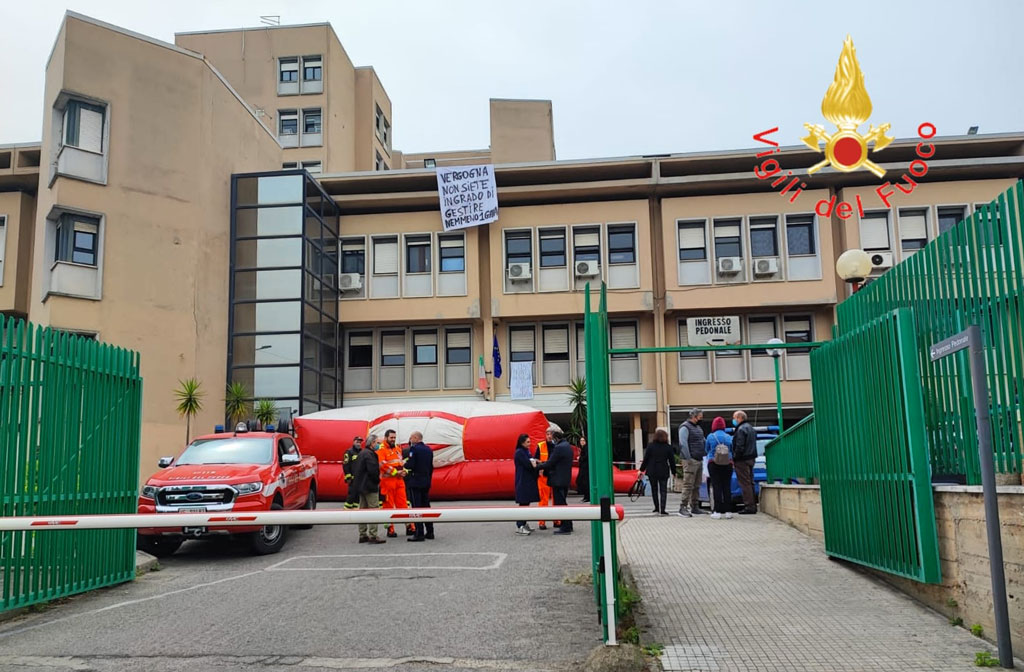 Dipendenti servizio mensa protestano su tetto ospedale di Corigliano