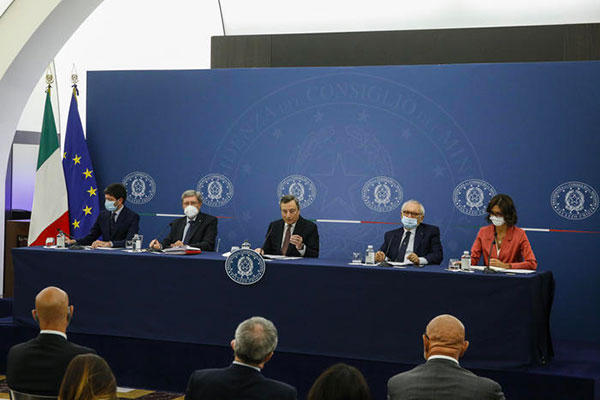 Covid, Draghi annuncia linea del Governo: “Sì all'obbligo vaccinale e alla terza dose"