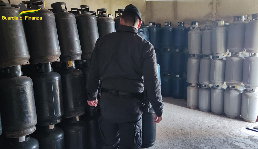 Scoperti 3 depositi di Gpl occulti a Cirò Marina con 784 bombole contraffatte: denunciati gestori