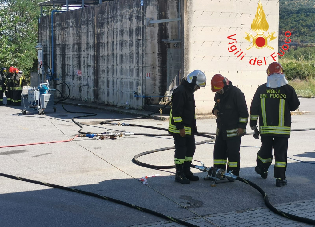 Auto urta colonnina del gpl in stazione di servizio a Pizzo, intervengono Vigili del fuoco per fuga di gas