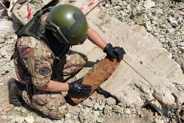 Granata d'artiglieria inesplosa neutralizzata a Locri 
