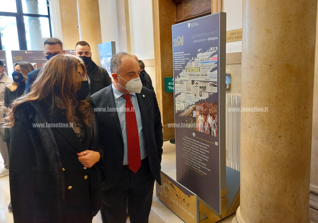 "Antimafia Itinerante", la mostra fa tappa al Tribunale di Catanzaro. Gratteri: "La visitino i politici" - VIDEO