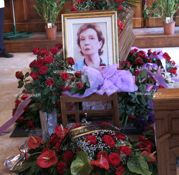 Lamezia: Lacrime, ricordi e tante rose rosse per l’ultimo saluto a Graziella Riga