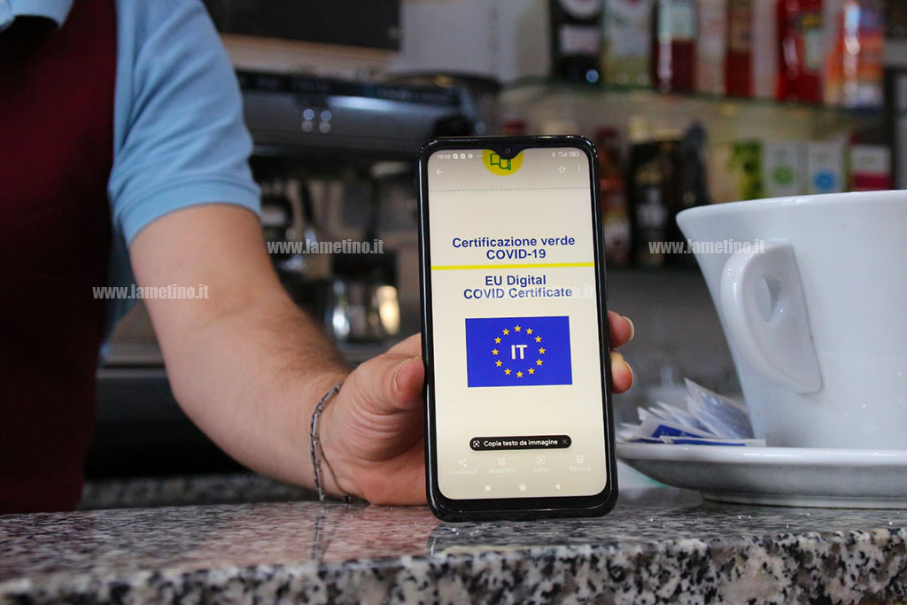 Covid, Green pass obbligatorio per dipendenti pubblici e privati dal 15 ottobre: ecco le novità