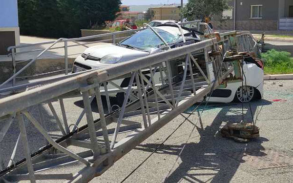 Crolla gru di 12 metri in un cantiere, tragedia sfiorata a Crotone 