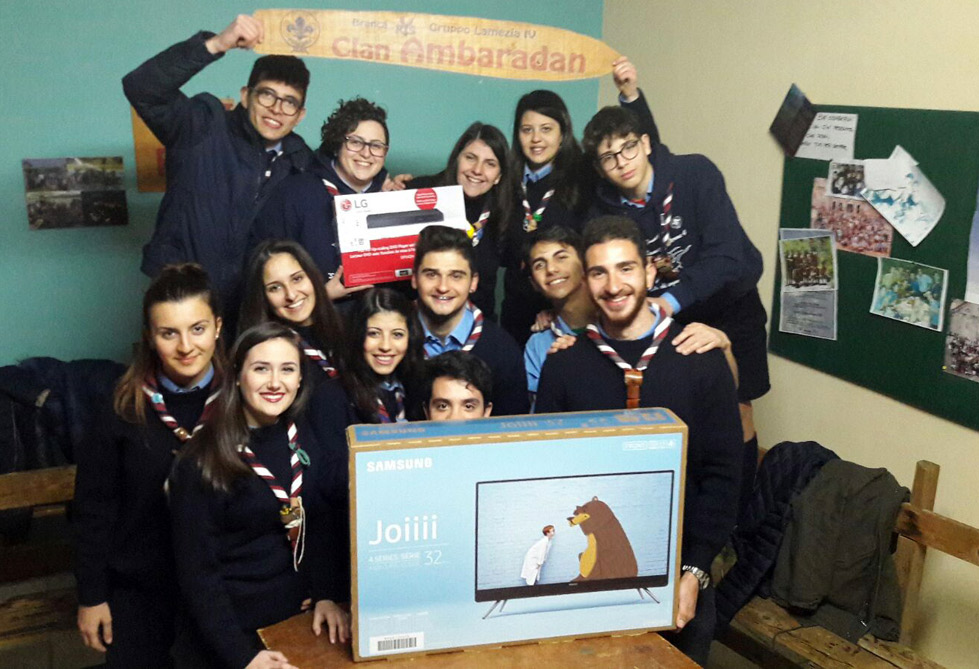 Gruppo Agesci Lamezia 4 consegna televisore e lettore dvd a scuola colpita da terremoto nel maceratese