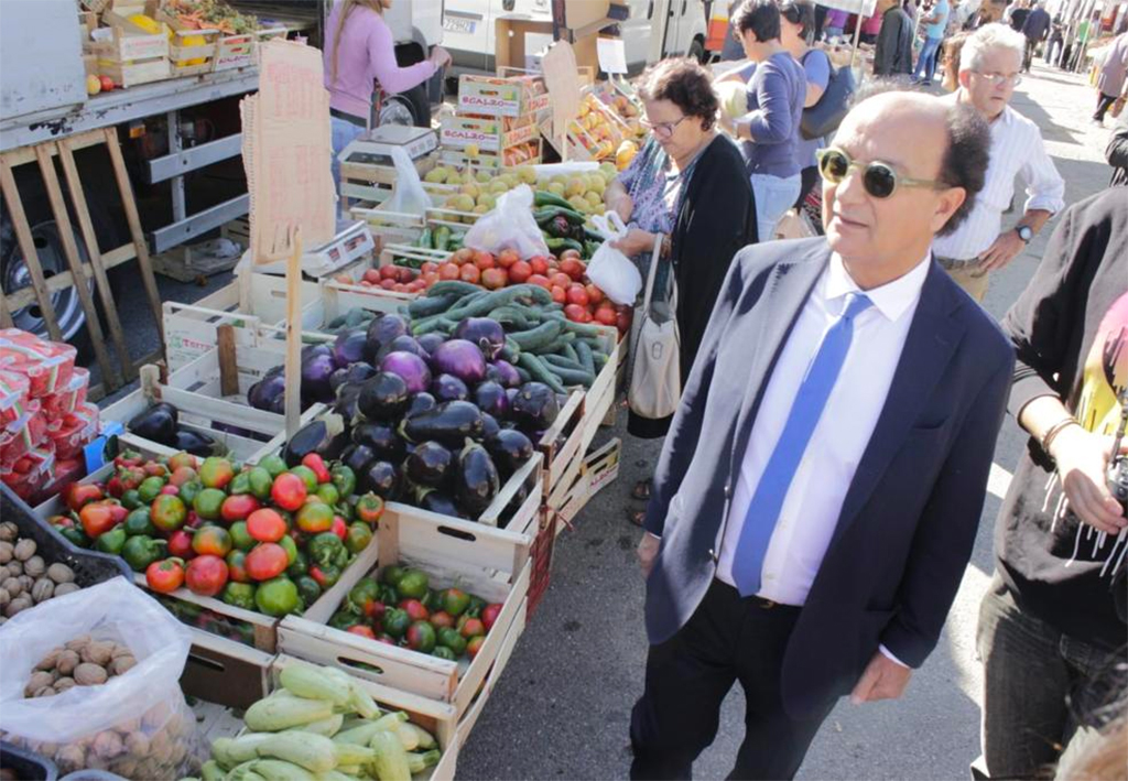 Lamezia, Guarascio visita il mercato di via Colombo: “Ripartire anche da qui per rilanciare l’economia cittadina”