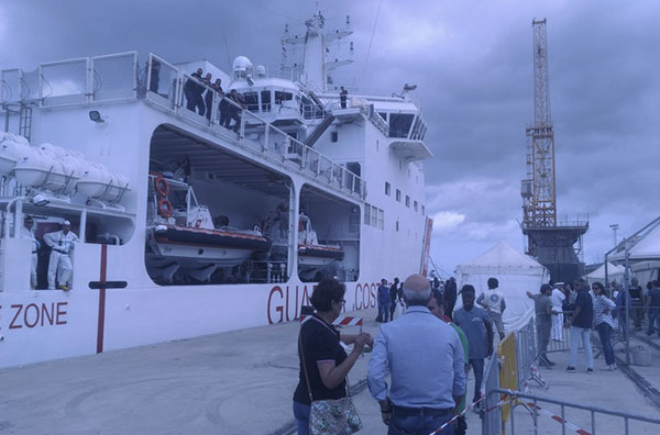 Nave Guardia costiera sbarca a Reggio con 413 migranti a bordo