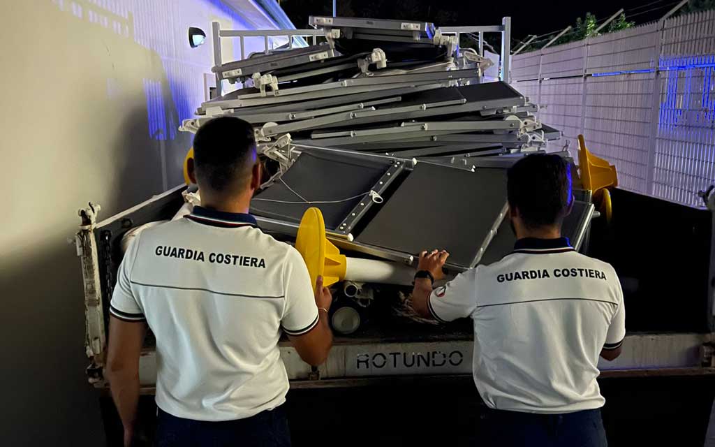 Guardia costiera sequestra gavitelli abusivi e oggetti lasciati incustoditi sulle spiagge lungo Costa degli Dei