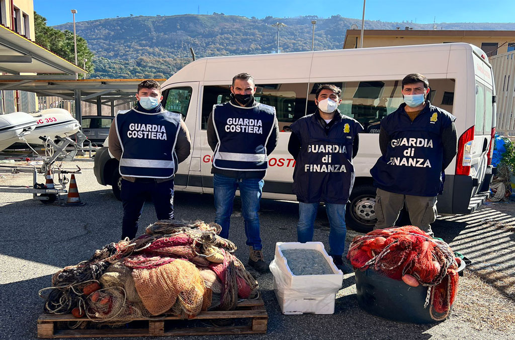 Lamezia, pescavano novellame di sarda: sanzioni e sequestri 