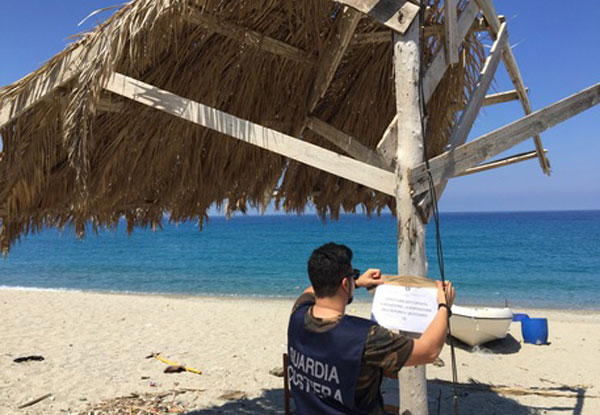 Sequestrate coperture abusive realizzate su spiaggia Palmi 