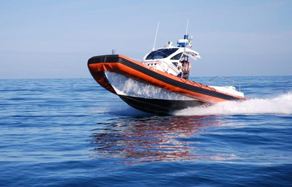 Principio d'incendio in imbarcazione al largo di Scilla, salvate 7 persone tra cui due bambini
