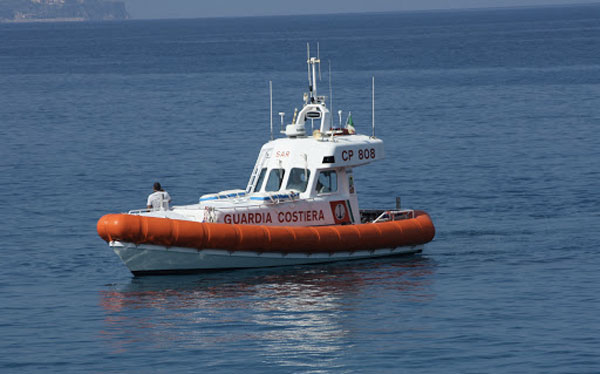 Guardia costiera soccorre surfista in difficoltà a Falerna