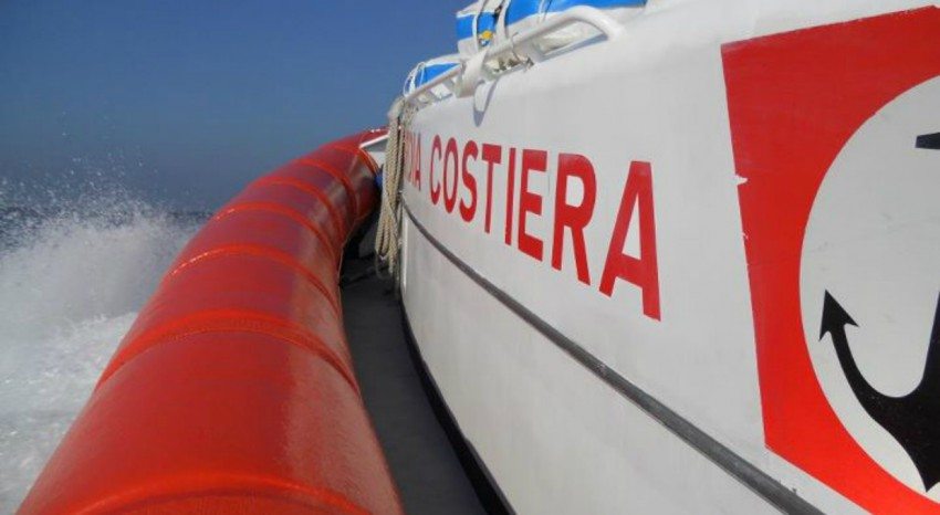 Barca a vela naufraga al largo della Calabria, tre francesi salvati da Guardia Costiera