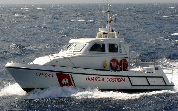 Calabria: Guardia costiera soccorre tre pescatori a Trebisacce