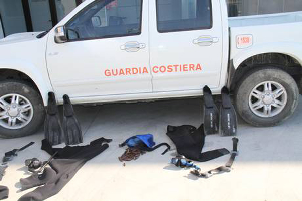 Calabria: Pescavano datteri di mare, sorpresi e denunciati da capitaneria