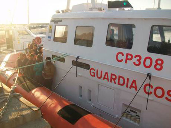 Calabria: Immigrazione, in 30 sbarcano da natante arenato alla foce del fiume Neto