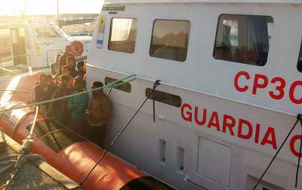 Migranti su barca a vela soccorsi al largo costa Calabria