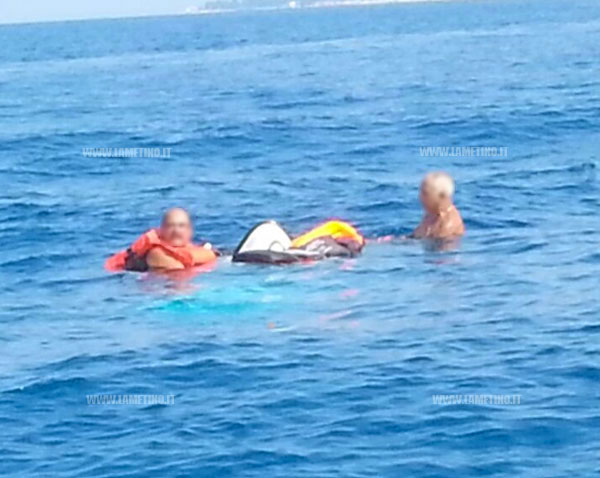 Si capovolgono con la barca a Falerna, salvati da guardia costiera  