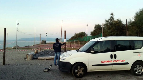 Guardia costiera sequestra chiosco in legno su lungomare Palmi
