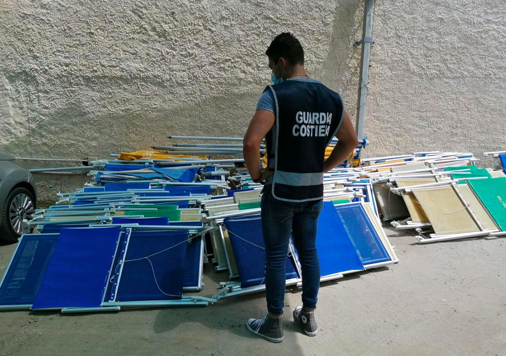Occupazione abusiva di spiaggia e 4 denunce lungo la “Costa degli Dei”