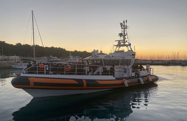 Soccorsi 95 migranti a Roccella Ionica, erano su un peschereccio con  motori in avaria