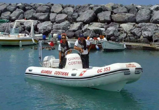 Barca in avaria, salvate due persone a largo Amantea