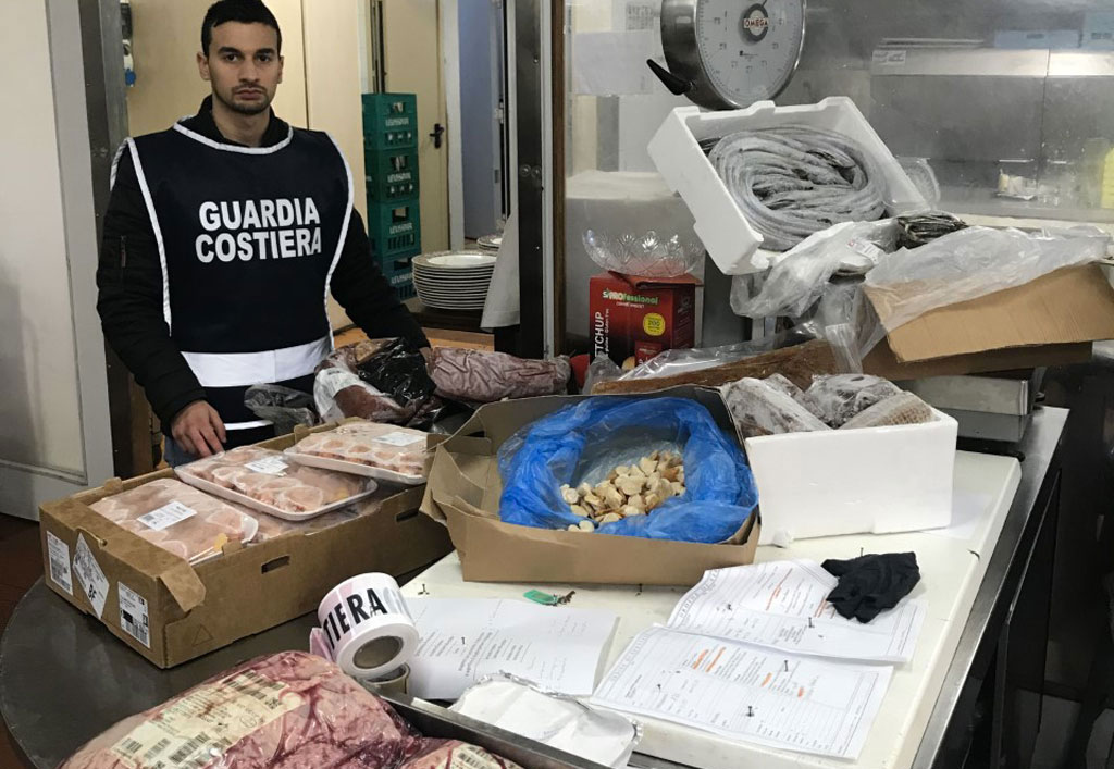 Cenone di Capodanno, Guardia Costiera sequestra 65 kg di prodotti ittici e carne in ristorante a Vibo 