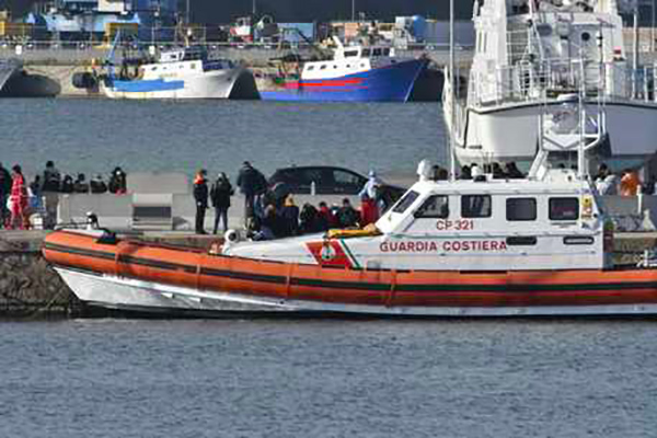 Migranti, sbarcati in 490 nel porto di Crotone: arrivate quasi 700 persone in ventiquattro ore