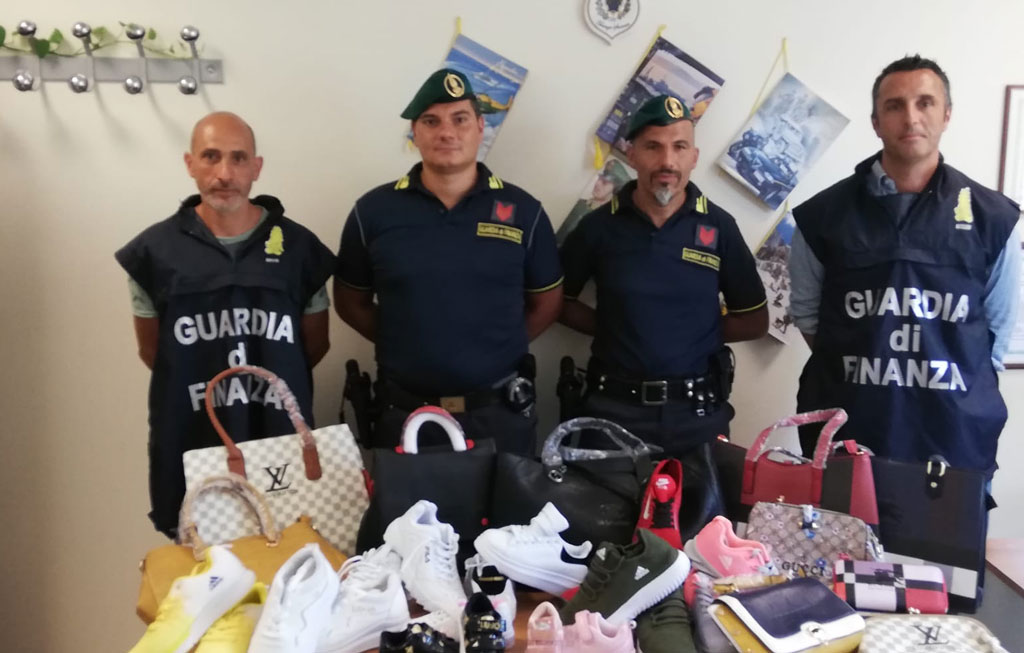 Guardia di finanza sequestra oltre 300 capi contraffatti a Soverato ...