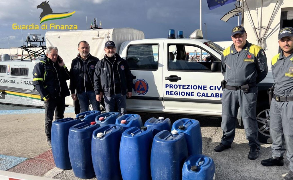 Benzina confiscata a scafisti donata a volontari Protezione Civile Reggio