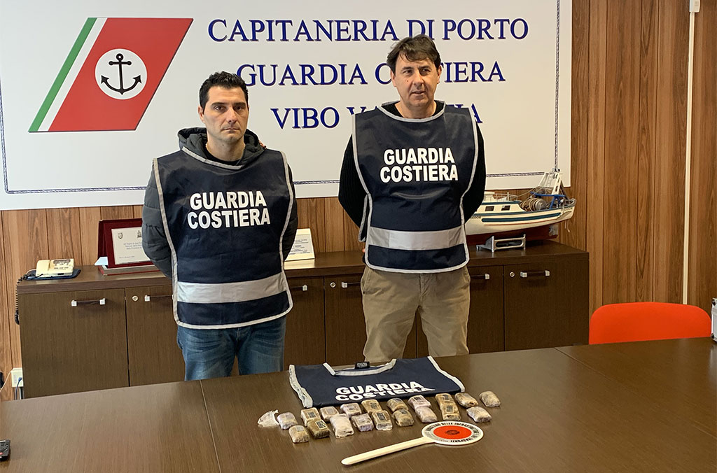 Sequestrato un chilo di hascisc trovato sulla spiaggia di Pizzo 