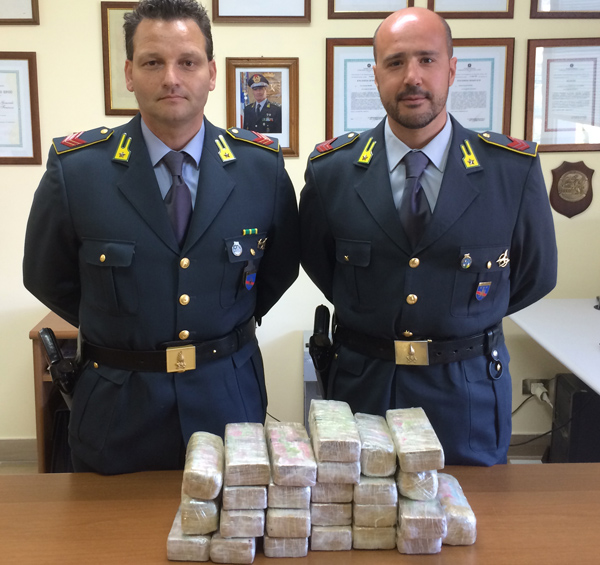 Calabria: Gdf sequestra 14 kg di eroina su SS 106 Jonica