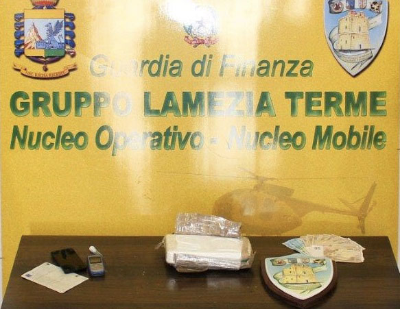 Lamezia: viaggiava con panetto di cocaina su Ss 18, arrestato 29enne