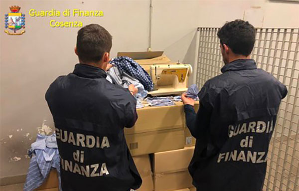 Coronavirus, vendevano mascherine a prezzo maggiorato: tre denunce a Cosenza 