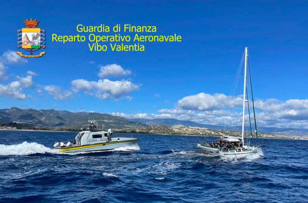 Migranti, nuovo sbarco a Roccella Ionica: arrivati in 76