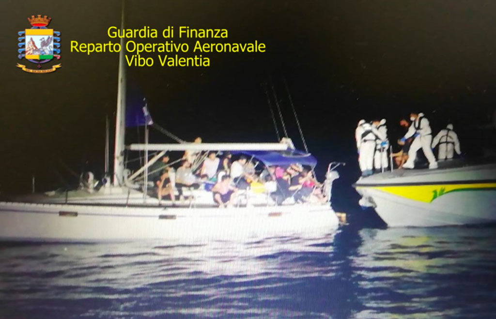 Migranti, intercettata imbarcazione con a bordo 45 persone nelle acque del crotonese