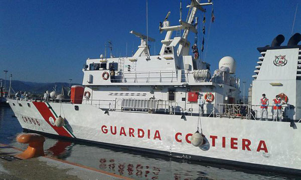 Nave con 371 migranti a bordo giunta in porto Reggio Calabria