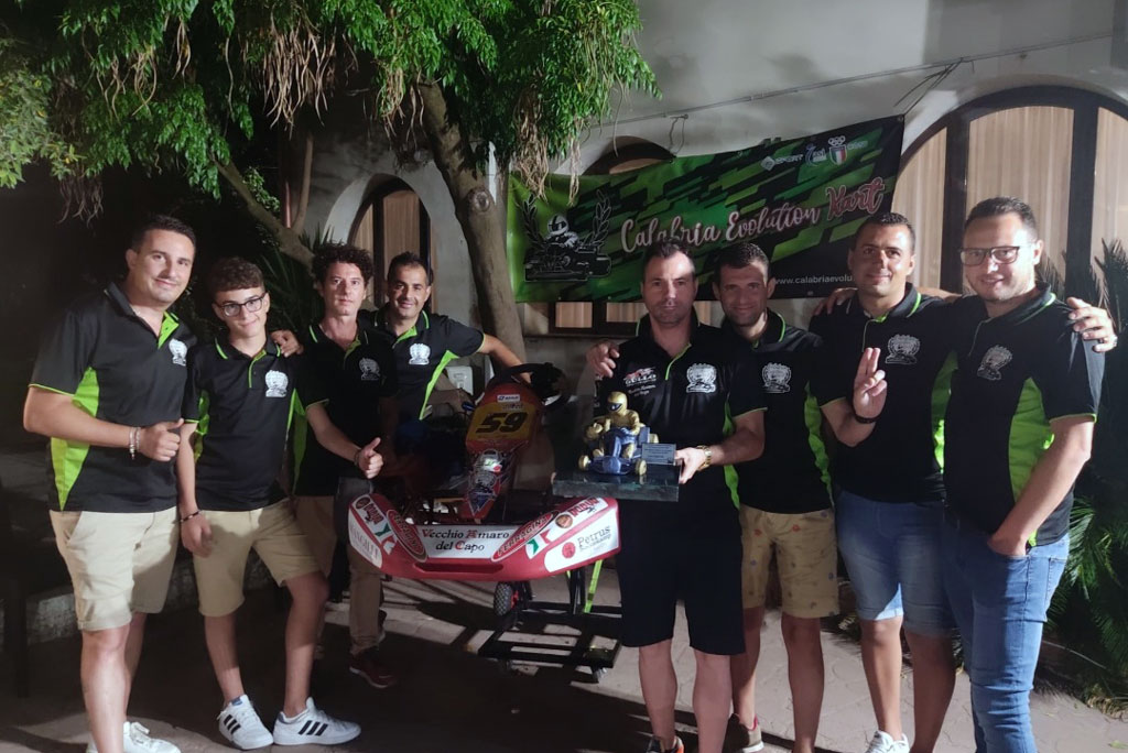 Trofeo di ringraziamento per il pilota lametino Gullo dalla Scuderia Calabria Evolution Kart