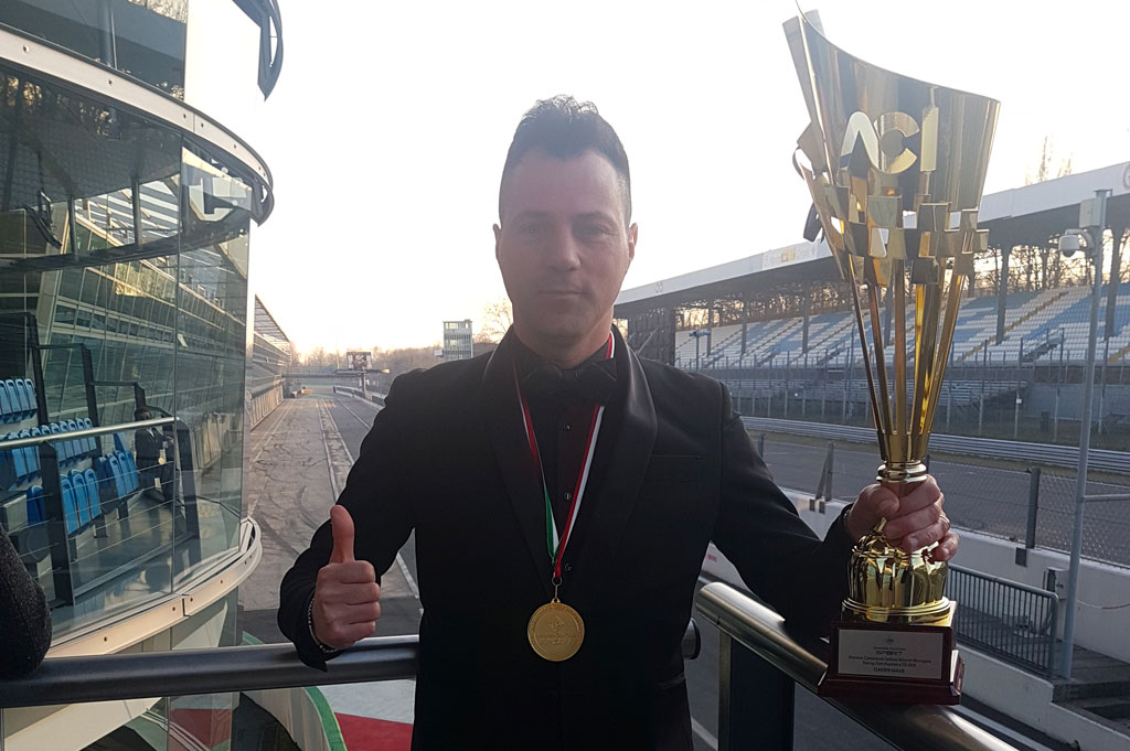 Pilota lametino Gullo ritira trofeo di campione d'Italia velocità montagna a Monza