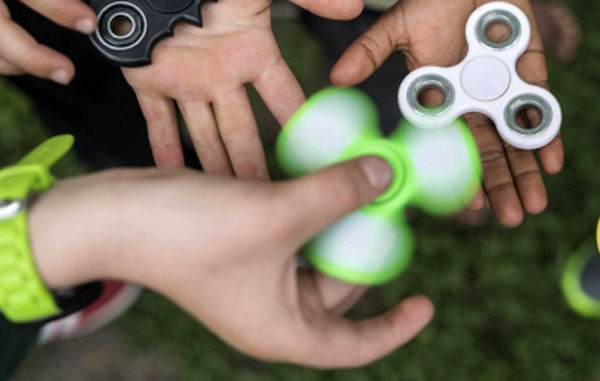 Sequestrati oltre 500 hand spinner e articoli di bigiotteria non sicuri da Gdf a Soverato