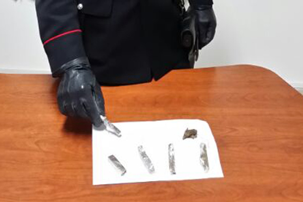 Calabria: Nascondeva in una cassetta della frutta hashish, 67enne arrestato