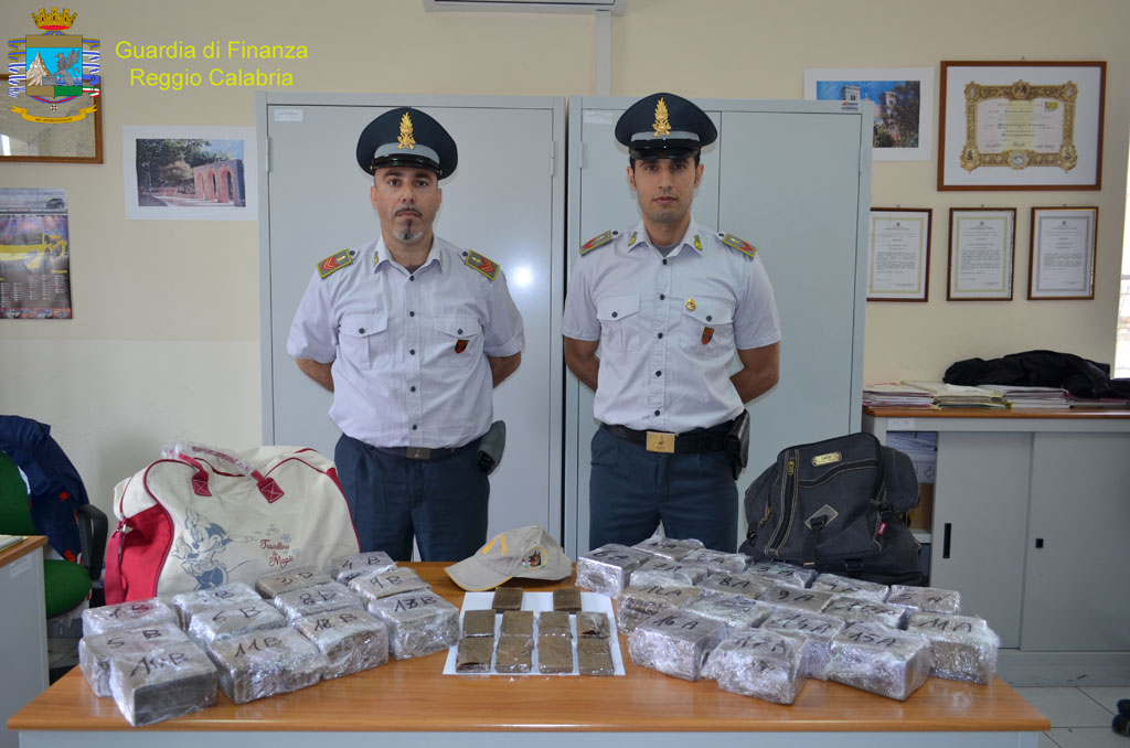 Sequestrati 30 kg hashish, due arresti nel reggino
