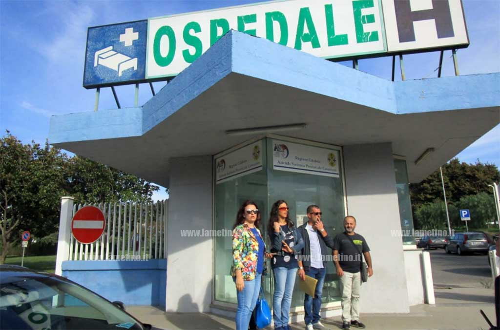 Lamezia, genitori piccoli pazienti in protesta davanti all’ospedale chiedono incontro a Cotticelli