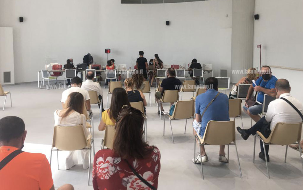 Covid, nuovi orari per gli hub vaccinali di Catanzaro, Davoli e Lamezia
